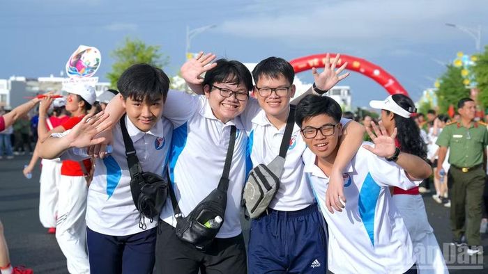 Chương trình đi bộ “Cùng Việt Nam tiến bước” năm 2026 tại Cà Mau thu hút đông đảo học sinh và giới trẻ tham gia. (Ảnh: HỮU TÙNG)