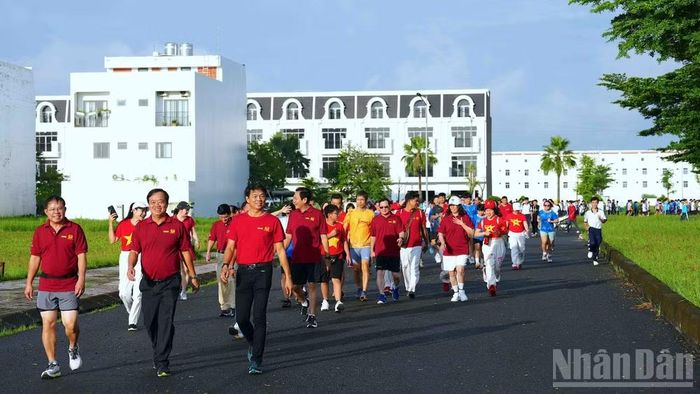 Lãnh đạo tỉnh Cà Mau cùng đông đảo tầng lớp nhân dân tham gia đi bộ hưởng ứng Chương trình “Cùng Việt Nam tiến bước” năm 2026 vào sáng 30/8. (Ảnh: HỮU TÙNG)