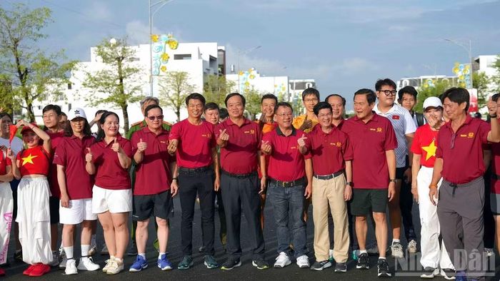 Những bước chân đầu tiên của lãnh đạo và nhân dân Cà Mau tại điểm cầu phường Tân Thành cán mốc về đích. (Ảnh: HỮU TÙNG)