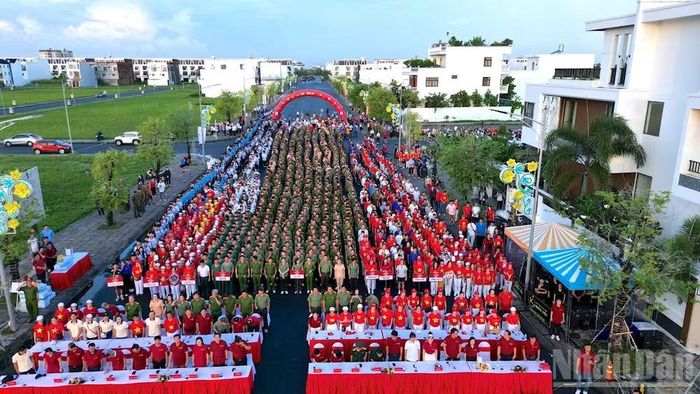 Đông đảo cán bộ và các tầng lớp nhân dân tại Cà Mau tham gia sự kiện. (Ảnh: HOÀN THÀNH)