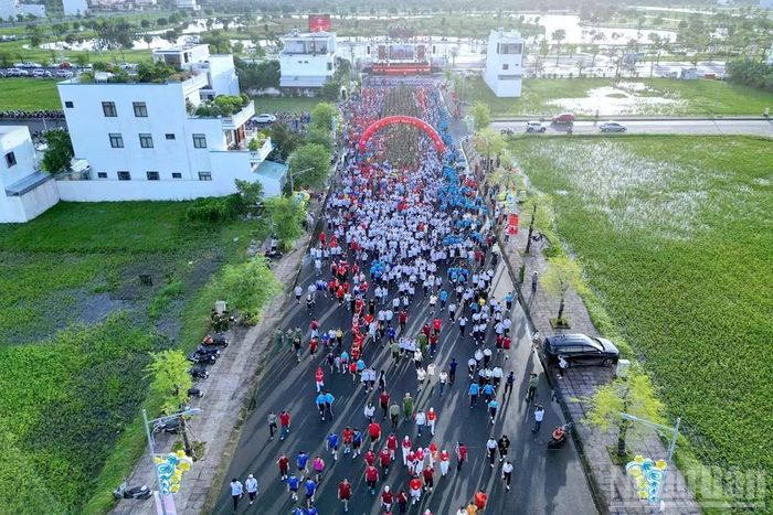 Sự kiện tại Cà Mau thu hút khoảng 20.000 lượt người tham gia trực tiếp. Riêng tại đầu cầu trung tâm ở phường Tân Thành có khoảng hơn 5.000 người. (Ảnh: HỮU TÙNG)