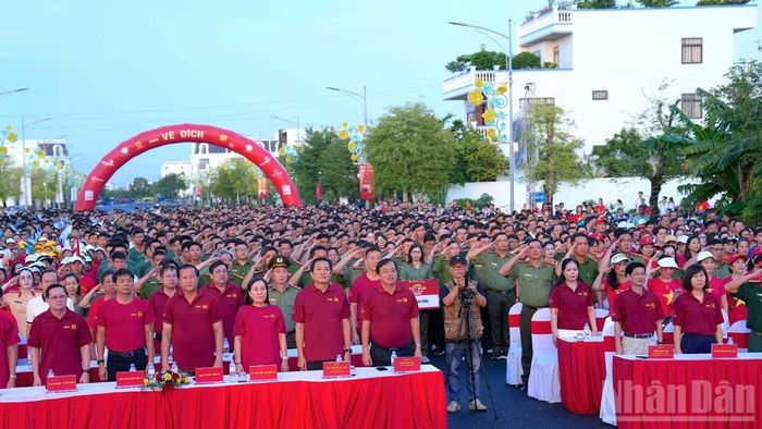 Khoảnh khắc lãnh đạo và các tầng lớp nhân dân Cà Mau tại điểm cầu phường Tân Thành (tỉnh Cà Mau) nghiêm trang hát Quốc ca cùng cả nước. (Ảnh: HỮU TÙNG)