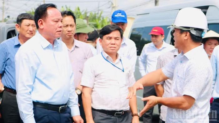 Đồng chí Võ Tấn Đức, Phó Bí thư Thành ủy, Trưởng Ban Chỉ đạo thực hiện công tác bồi thường, giải phóng mặt bằng và hỗ trợ tái định cư thành phố Đồng Nai (bên trái) kiểm tra công tác giải phóng mặt bằng, tiến độ dự án đường kết nối sân bay Long Thành.