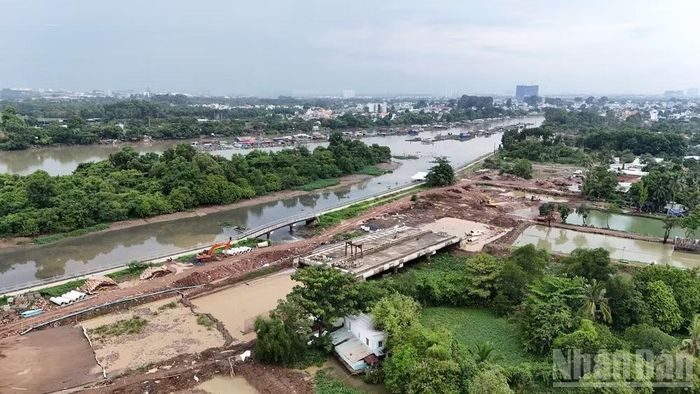 Dự án đường ven sông Cái (một nhánh của sông Đồng Nai) đang được đẩy nhanh tiến độ sau khi hoàn thành công tác giải phóng mặt bằng.