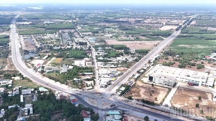 Thành phố Đồng Nai hiện như đại công trường xây dựng, với 15 dự án trọng điểm quốc gia và của thành phố. Kéo theo đó, diện tích giải phóng mặt bằng để thực hiện các dự án là rất lớn.