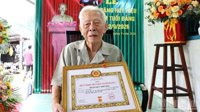 Ông Phạm Duy Khương cùng chứng nhận Huy hiệu 80 năm tuổi Đảng. (Ảnh: VĂN ÚT)