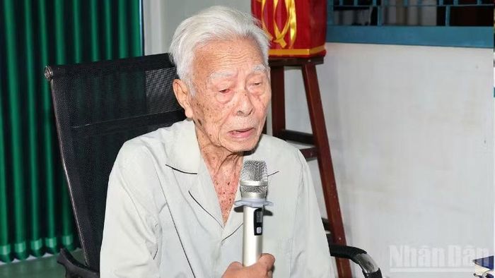 Ông Phạm Duy Khương trả lời phỏng vấn phóng viên Báo Nhân Dân. (Ảnh: VĂN ÚT)