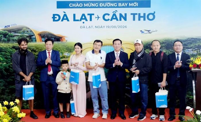 Lãnh đạo tỉnh Lâm Đồng chào đón những vị khách đầu tiên trên chuyến bay Đà Lạt-Cần Thơ, khi Cảng hàng không quốc tế Liên Khương hoạt động trở lại ngày 19/8. (Ảnh: CTV)