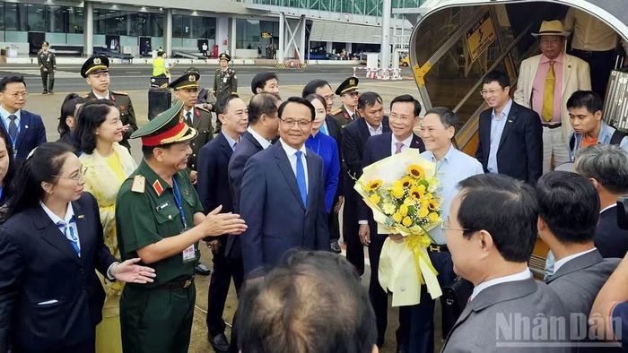 Lãnh đạo tỉnh Lâm Đồng chào đón những vị khách đáp chuyến bay đầu tiên tại Cảng hàng không quốc tế Liên Khương khi cảng hàng không này hoạt động trở lại ngày 19/8, sau thời gian tạm ngừng để nâng cấp những hạng mục quan trọng. (Ảnh: Mai Văn Bảo)