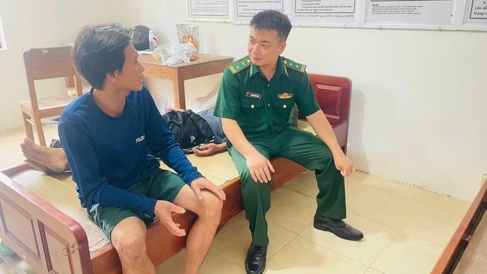 Các ngư dân gặp nạn được cán bộ, chiến sĩ Đồn Biên phòng bố trí nơi ăn nghỉ. (Ảnh: Ngọc Lân).