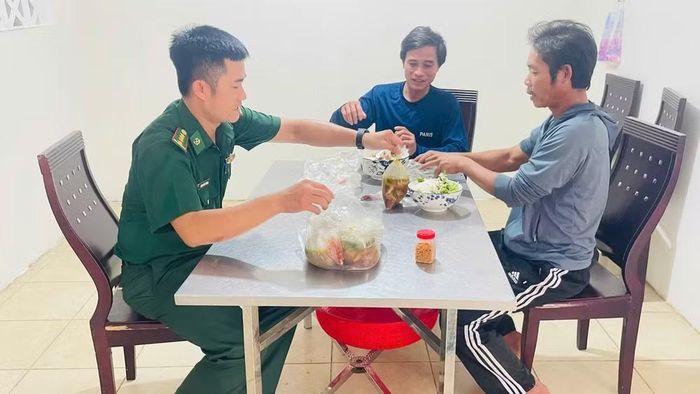 Đại diện Chỉ huy Đồn Biên phòng Hòa Hiệp Nam gặp gỡ thăm hỏi và chuẩn bị bữa ăn cho 2 ngư dân bị gặp nạn. (Ảnh: Ngọc Lân)