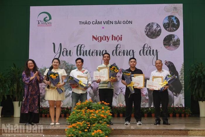 Nhà văn Trần Gia Bảo trao giải cho các tác giả đoạt giải ở bảng B. (Ảnh: Linh Bảo)