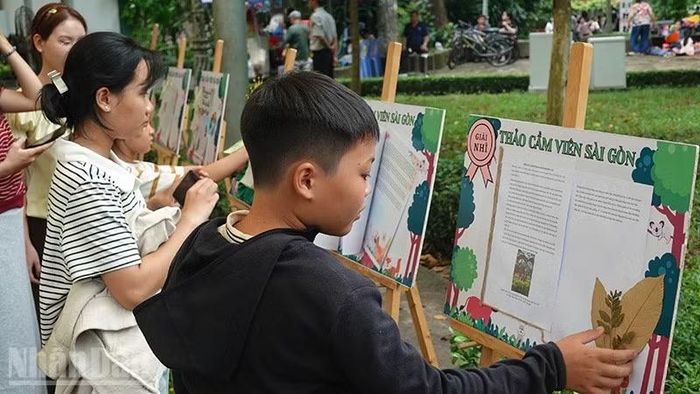 Các em thiếu nhi thưởng thức các tác phẩm đoạt giải. (Ảnh: Linh Bảo)