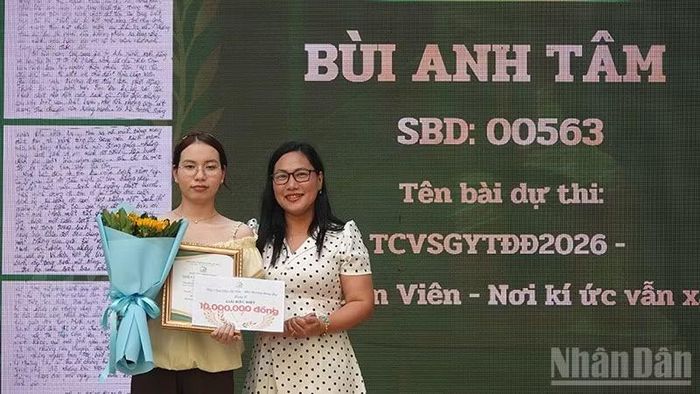 Bà Huỳnh Thu Thảo, Chủ tịch Hội đồng thành viên Công ty Trách nhiệm hữu hạn Một thành viên Thảo Cầm Viên Sài Gòn trao giải Đặc biệt cho tác giả Bùi Anh Tâm (bảng B). (Ảnh: Linh Bảo)