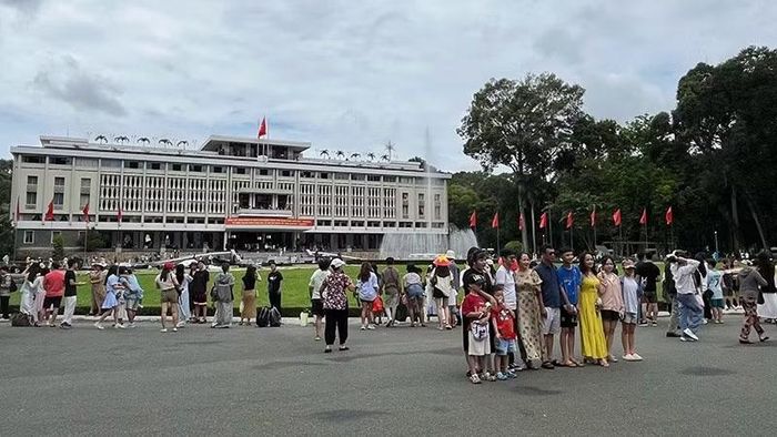 Nhiều du khách tham quan Dinh Độc Lập trong sáng 30/8. (Ảnh: Lê Đức)