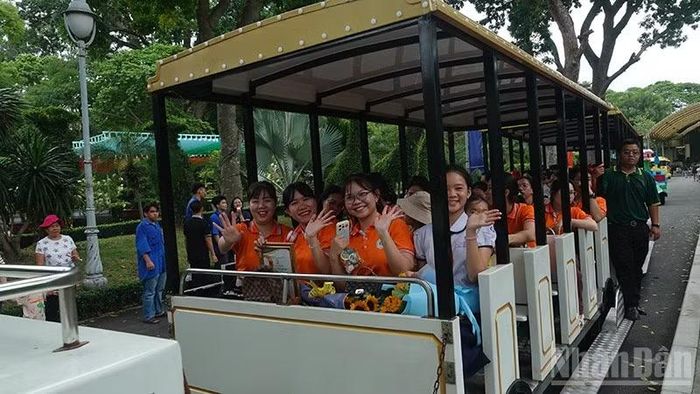 Các em thiếu nhi và du khách được tham quan Thảo Cầm Viên miễn phí trên những chiếc xe lửa đầy màu sắc. (Ảnh: Linh Bảo)