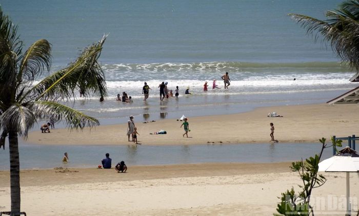 Một bãi tắm vắng du khách ở biển Vũng Tàu trong ngày 30/8. (Ảnh: Đình Thìn)