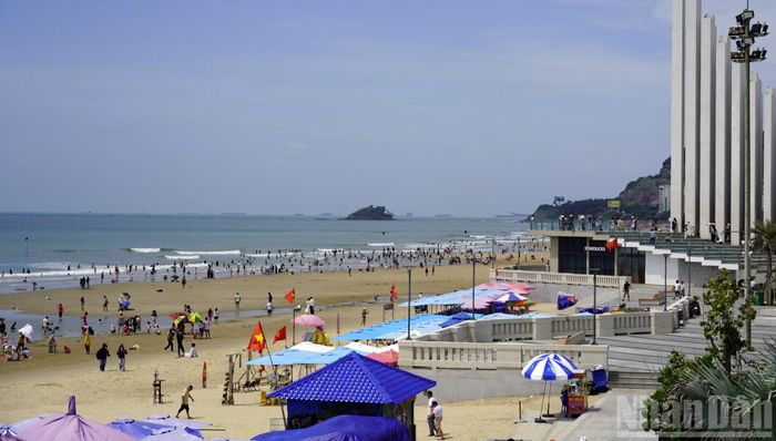 Bãi Sau nhìn về phía Hòn Bà ngày 30/8. (Ảnh: Đình Thìn)