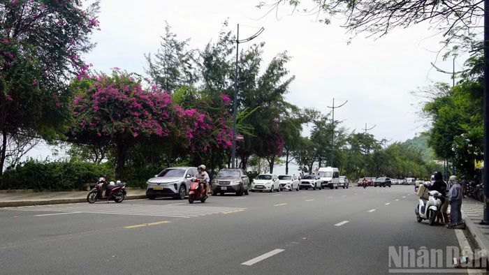 Xe đỗ ven đường Quang Trung, đoạn mũi Nghinh Phong sáng 30/8. (Ảnh: Đình Thìn)