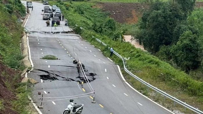 Điểm sạt lở tại Km66+200, Quốc lộ 4B do mưa lớn từ bão số 4. (Ảnh: Cục Đường bộ Việt Nam)