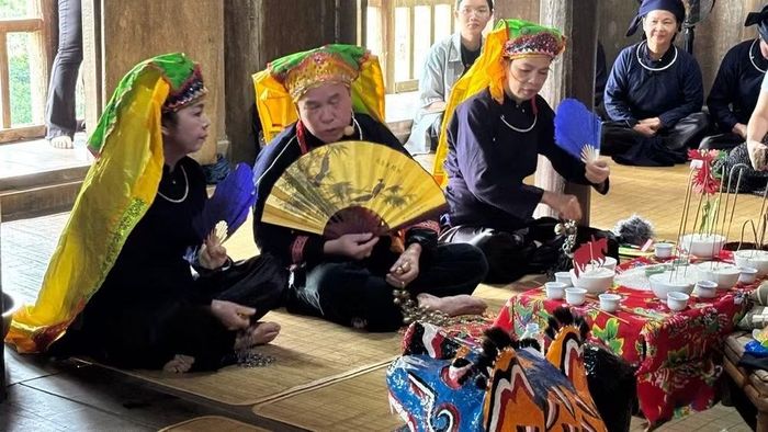 Nghi lễ được tái hiện trang trọng dưới sự chủ trì của chủ lễ. (Ảnh: Ban tổ chức cung cấp)