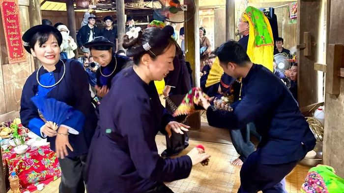 Bà con tham gia tái hiện nghi lễ cầu mùa. (Ảnh: Ban tổ chức cung cấp)