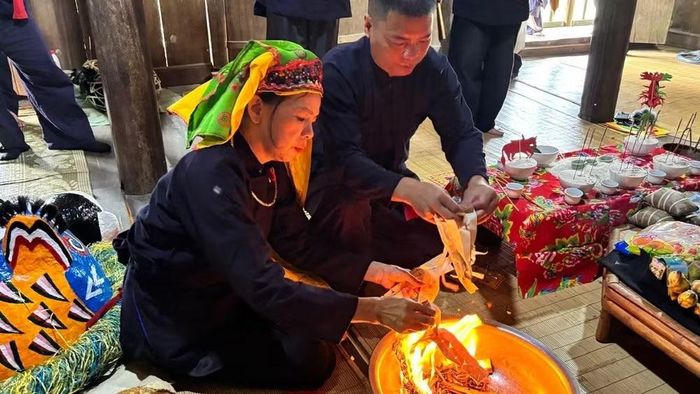 Tán lễ, hóa tiền vàng, kết thúc màn tái hiện nghi lễ cầu mùa. (Ảnh: Ban tổ chức cung cấp)