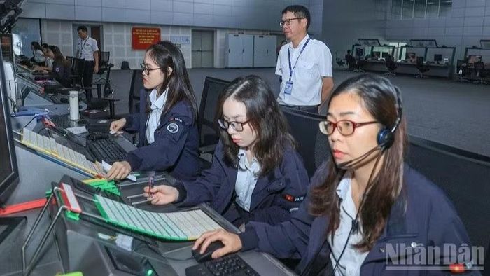 Kíp trực tại Trung tâm Kiểm soát đường dài (ATCC) Hà Nội duy trì trạng thái sẵn sàng, bảo đảm điều hành hoạt động bay an toàn, thông suốt trong toàn vùng trách nhiệm. (Ảnh: THUỲ DUNG)