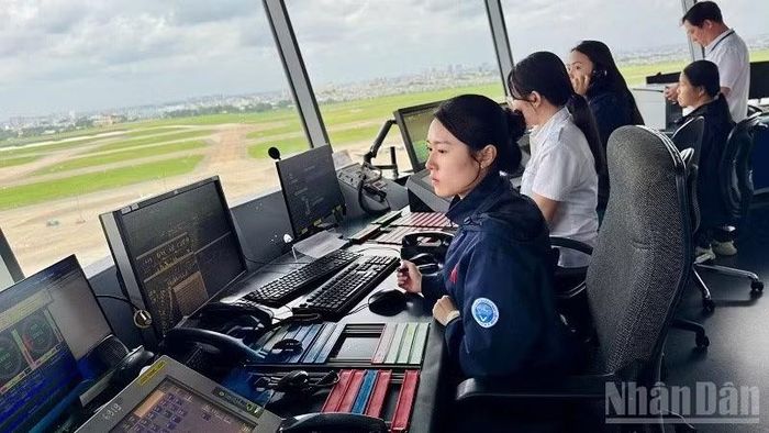 Kíp trực Kiểm soát không lưu tại Đài Kiểm soát không lưu Tân Sơn Nhất sẵn sàng thực hiện nhiệm vụ, bảo đảm an toàn, điều hòa hoạt động bay trong dịp cao điểm Quốc khánh 2/9. (Ảnh: THUỲ DUNG).