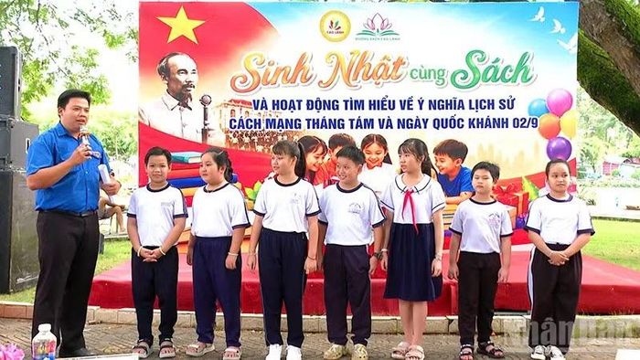 Học sinh tham gia hoạt động giao lưu tại chương trình. (Ảnh: NGỌC OAI)
