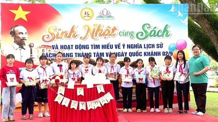 Phó Chủ tịch Ủy ban nhân dân phường Cao Lãnh Hồ Huệ Thu Hằng trao quà tặng học sinh tại chương trình. (Ảnh: NGỌC OAI)