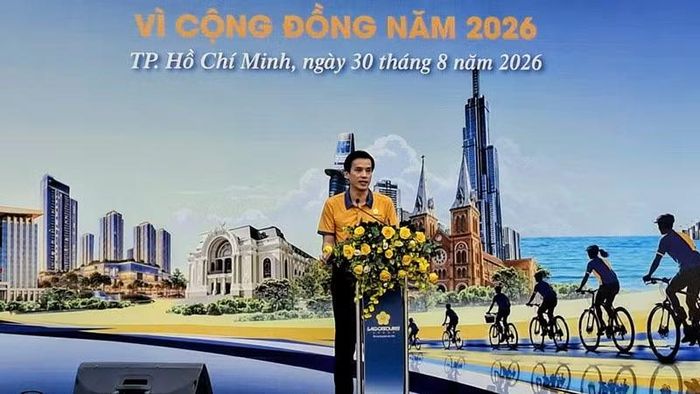 Ông Nguyễn Nam Nhân, Phó Giám đốc Sở Văn hóa và Thể thao Thành phố Hồ Chí Minh phát biểu khai mạc diễu hành xe đạp vì cộng đồng. (Ảnh: Ban tổ chức cung cấp)