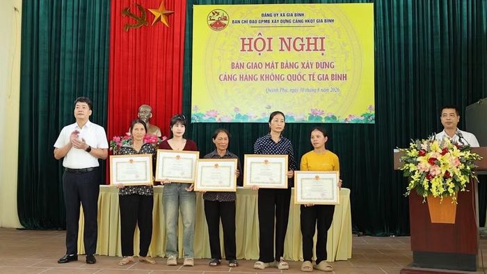 Lãnh đạo xã Gia Bình khen thưởng 5 hộ gia đình tiên phong, gương mẫu trong công tác giải phóng mặt bằng phục vụ dự án. ( Ảnh: A.T)