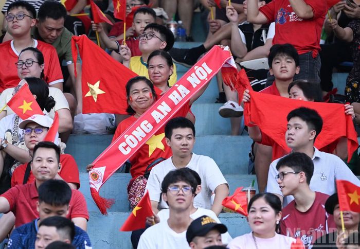Nhiều em nhỏ cũng tới xem cùng gia đình.