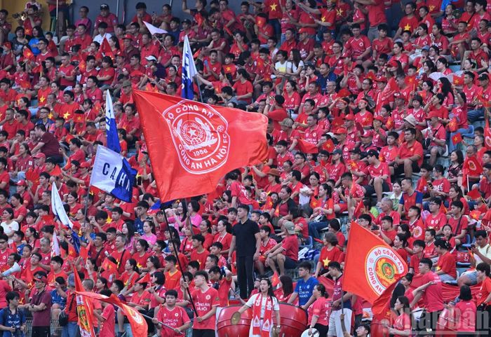 Cờ, trống tưng bừng cho trận Siêu Cúp Quốc gia 2026.