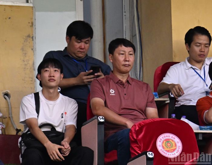 Huấn luyện viên Kim Sang Sik của đội tuyển quốc gia cũng có mặt trên khán đài.