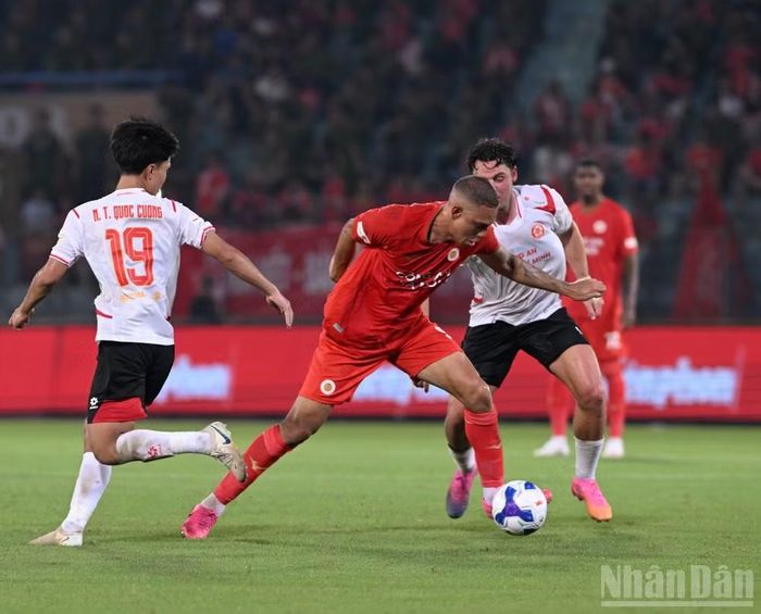 Công an Hà Nội có bàn thắng dẫn trước. (Ảnh: TRẦN HẢI)