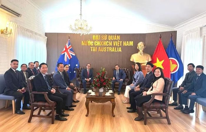 Đại sứ Phạm Hùng Tâm và cán bộ Đại sứ quán Việt Nam tiếp Đại sứ Chatoulong Bouasisavath và cán bộ Đại sứ quán Lào. (Ảnh: Đại sứ quán Việt Nam tại Australia cung cấp)