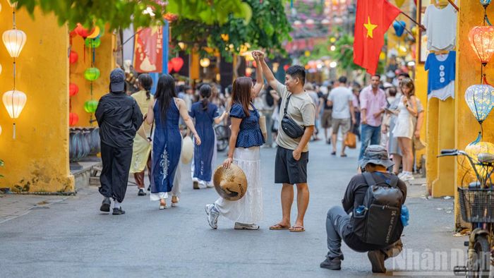 Nhiều du khách vẫn tìm được những khoảng trống trong một vài dây ngắn ngủi, đủ để lưu giữ những khoảnh khắc đáng nhớ.