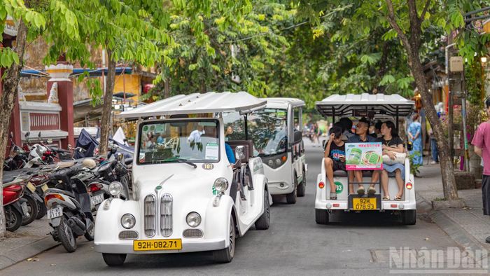 Những xe điện chạy "hết công suất" đưa đón du khách từ các bãi đỗ xe vào khu vực trung tâm phố cổ Hội An.