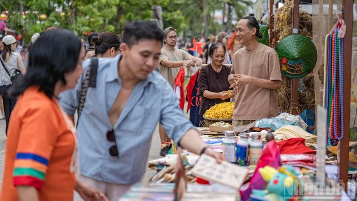 Tại Quảng trường sông Hoài và Vườn tượng An Hội, hàng loạt gian hàng thủ công mỹ nghệ và các workshop làm đồ tái chế, vẽ mặt nạ đã mở cửa chào đón công chúng.