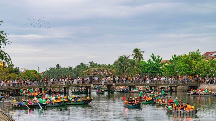Trải nghiệm đi thuyền trên sông Hoài luôn là hoạt động được yêu thích nhất.