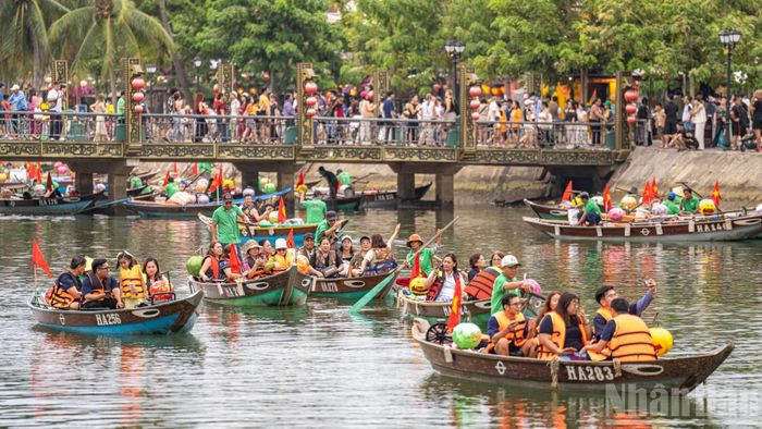 Những chiếc áo phao rực rỡ và nụ cười tươi tắn của du khách dạo quanh đôi bờ phố cổ điểm xuyết thêm sức sống tươi mới cho di sản hàng trăm năm tuổi.