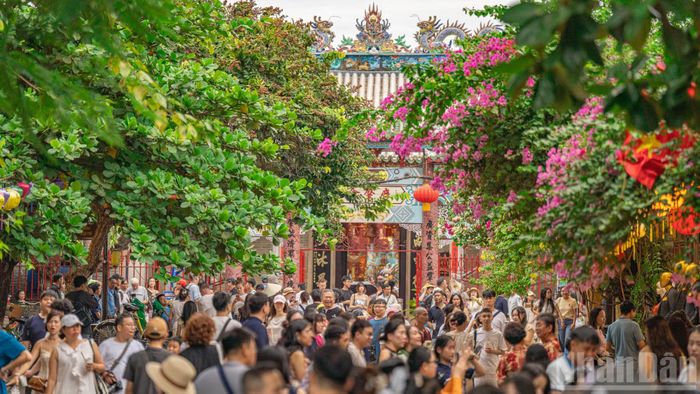 Tuyến đường Châu Thượng Văn (trung tâm phố cổ) đông nghịt người.