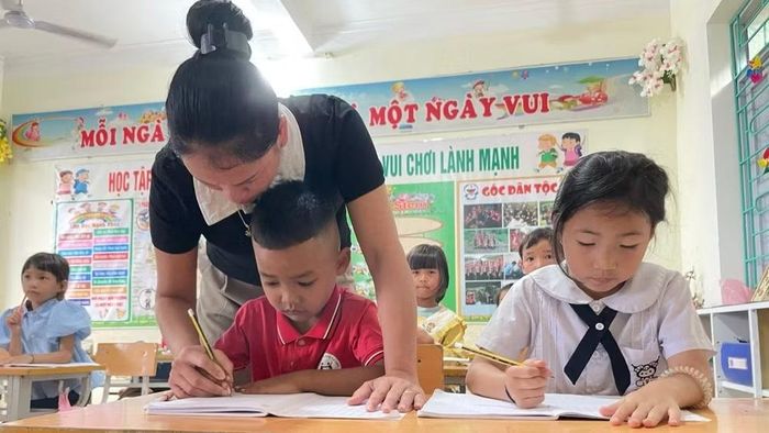 Học sinh lớp 1 Trường nội trú liên cấp xã Thu Lũm được đón về học làm quen với Tiếng Việt trước 2 tuần. (Ảnh: Trần Tuấn)