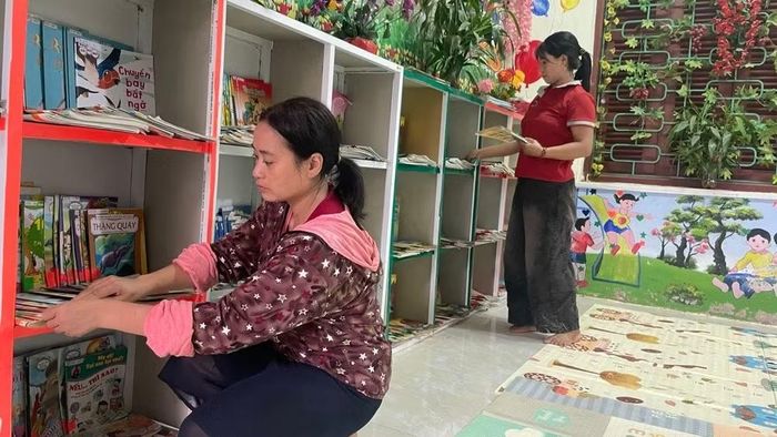 Sắp xếp lại thư viện. (Ảnh: Trần Tuấn)