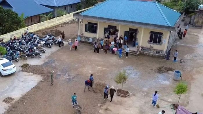 Người dân và giáo viên Trường mầm non Mường Than dọn dẹp phòng lớp học, khuôn viên tại điểm trường Bản Chít. (Ảnh: Trần Tuấn)