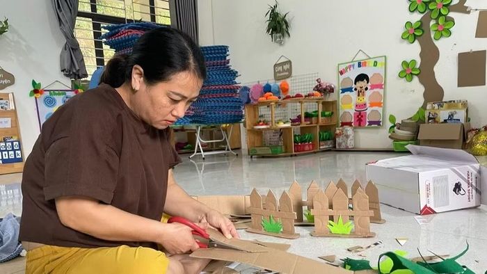 Giáo viên Trường mầm non Thu Lũm chuẩn bị các vật dụng trang trí lớp học của năm học mới. (Ảnh: Trần Tuấn)