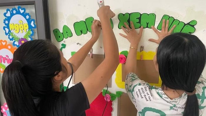 Các cô giáo Trường mầm non Thu Lũm trang trí lớp học chuẩn bị đón năm học mới. (Ảnh: Trần Tuấn)