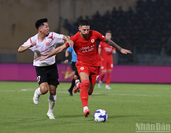 Các cầu thủ Công an Hà Nội tổ chức phòng ngự kín kẽ để không cho Công an Thành phố Hồ Chí Minh có cơ hội triển khai bóng.